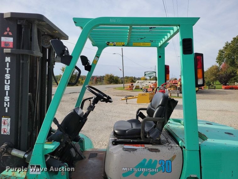 image for item EA2674 1999 Mitsubishi  FG30 forklift
