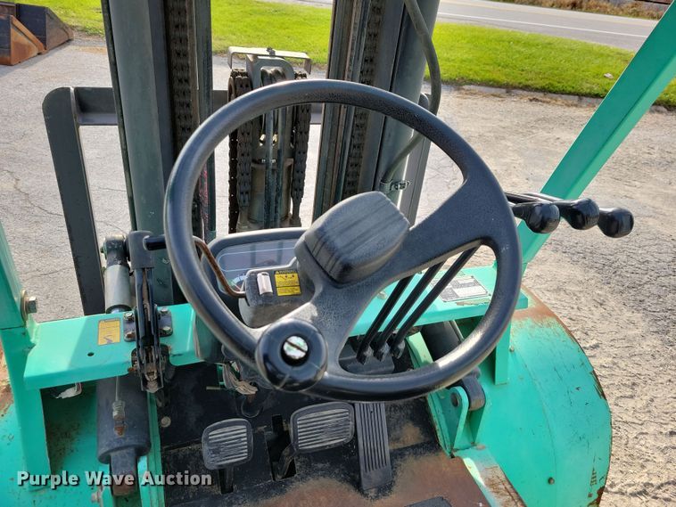 image for item EA2674 1999 Mitsubishi  FG30 forklift