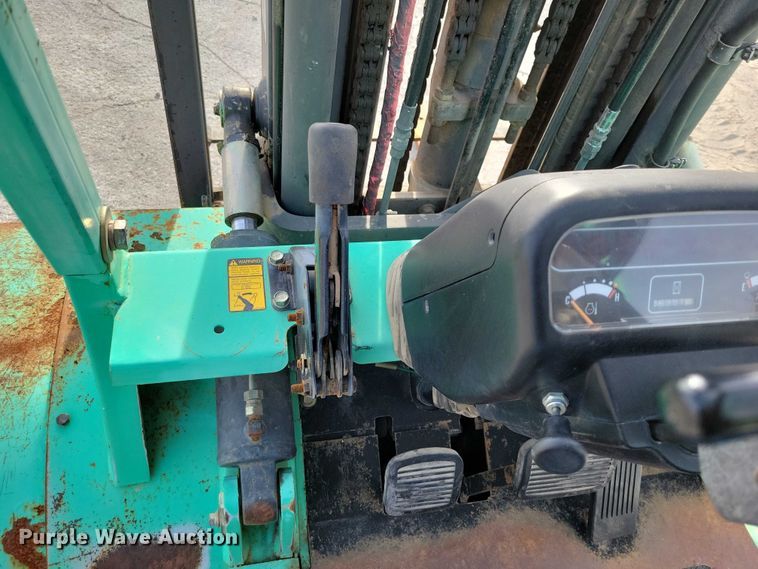 image for item EA2674 1999 Mitsubishi  FG30 forklift