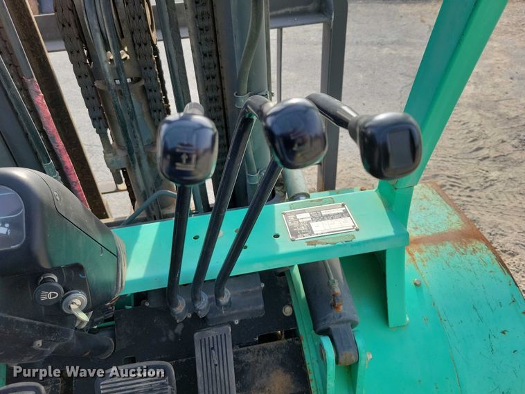 image for item EA2674 1999 Mitsubishi  FG30 forklift