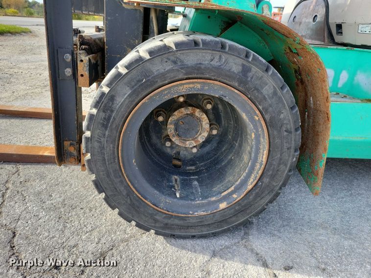 image for item EA2674 1999 Mitsubishi  FG30 forklift