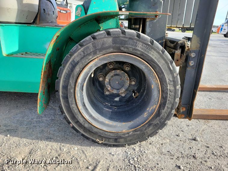 image for item EA2674 1999 Mitsubishi  FG30 forklift