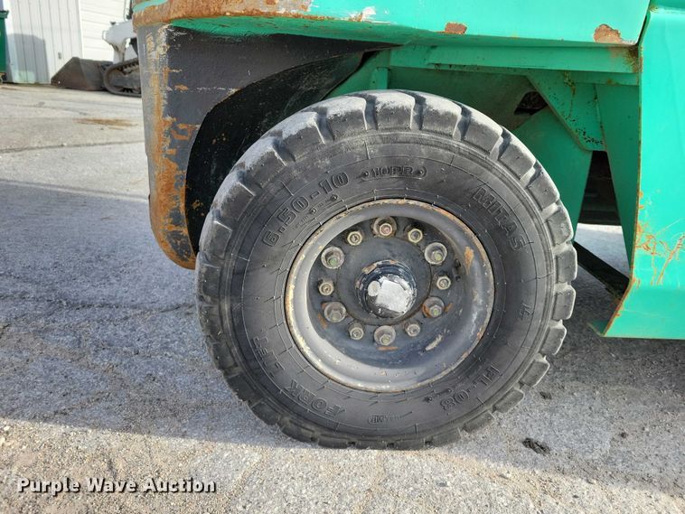 image for item EA2674 1999 Mitsubishi  FG30 forklift