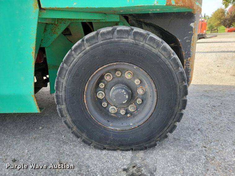 image for item EA2674 1999 Mitsubishi  FG30 forklift