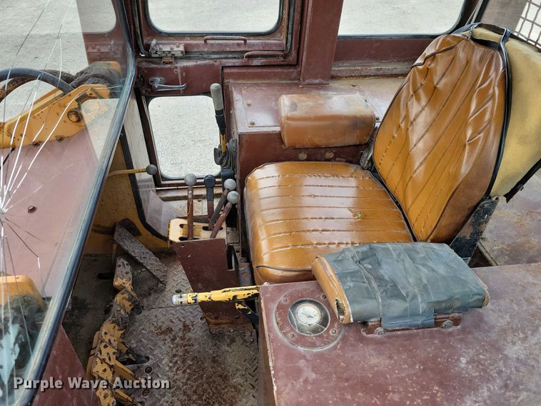 image for item EA2689 1988 Case 1155E track loader