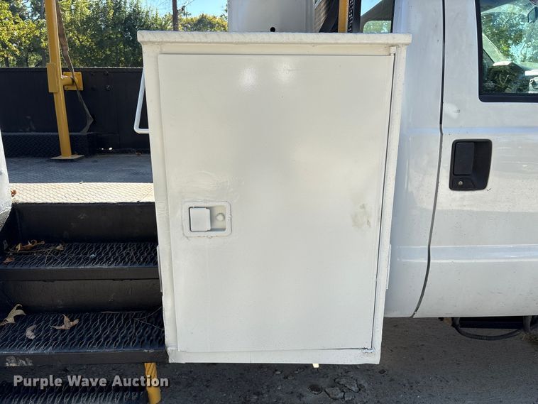 image for item EA6990 2008 Ford F550 Super Duty bucket truck