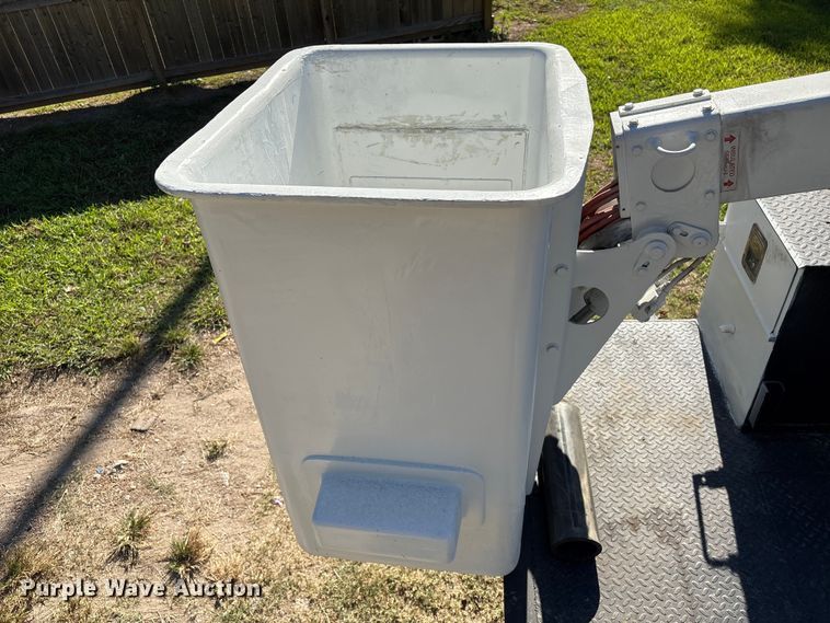 image for item EA6990 2008 Ford F550 Super Duty bucket truck