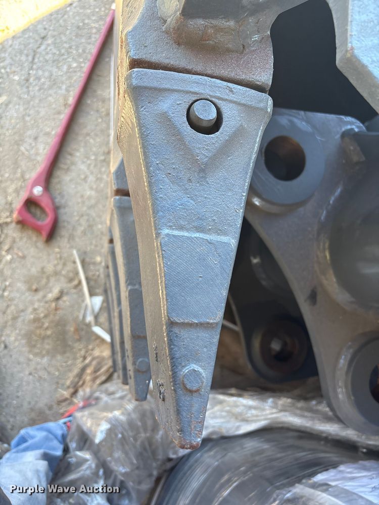 image for item EA7017 Smart Charm SCGB200-CAT320D-42gp excavator bucket