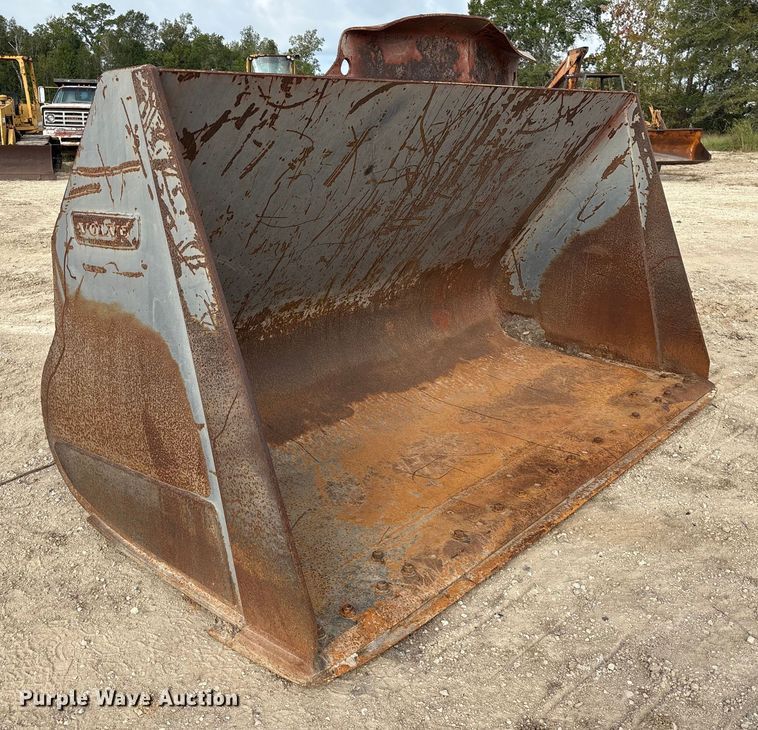 image for item EA7019 Volvo 82602 loader bucket