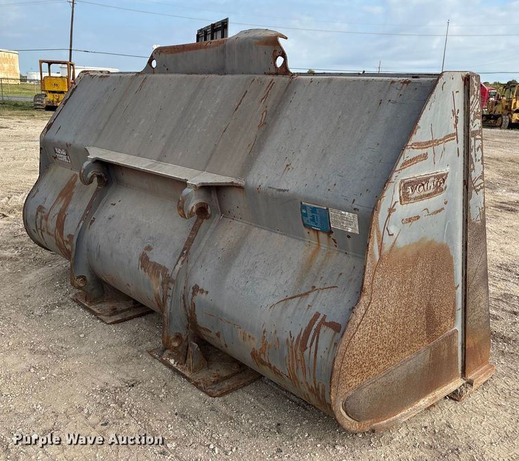 image for item EA7019 Volvo 82602 loader bucket