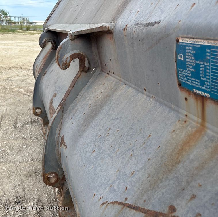 image for item EA7019 Volvo 82602 loader bucket