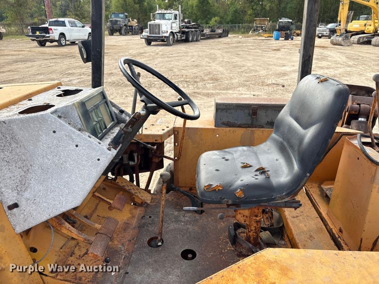 image for item EA7020 1978 Case 580C backhoe