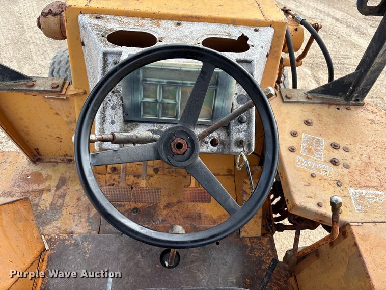 image for item EA7020 1978 Case 580C backhoe