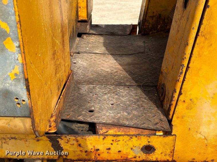 image for item EA7023 John Deere 450C track loader