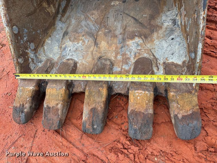 image for item EA7033 2012 John Deere 180G excavator