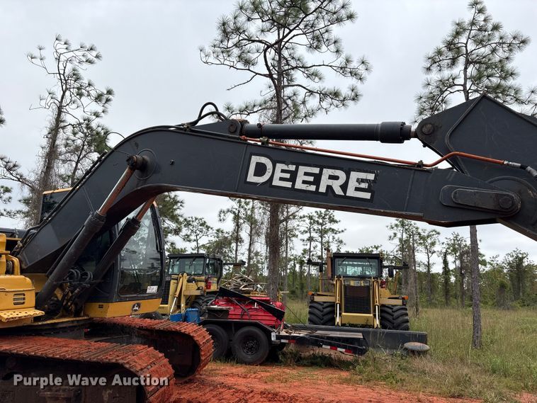 image for item EA7033 2012 John Deere 180G excavator