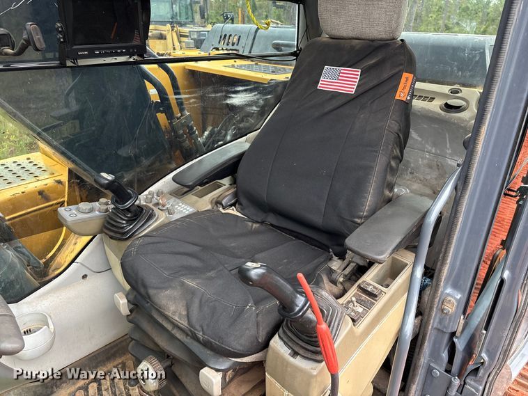 image for item EA7033 2012 John Deere 180G excavator