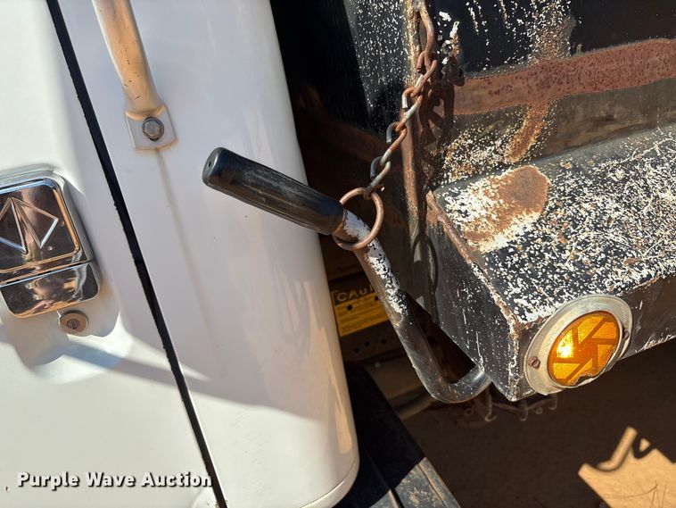 image for item EA7614 1995 International 4700 dump truck