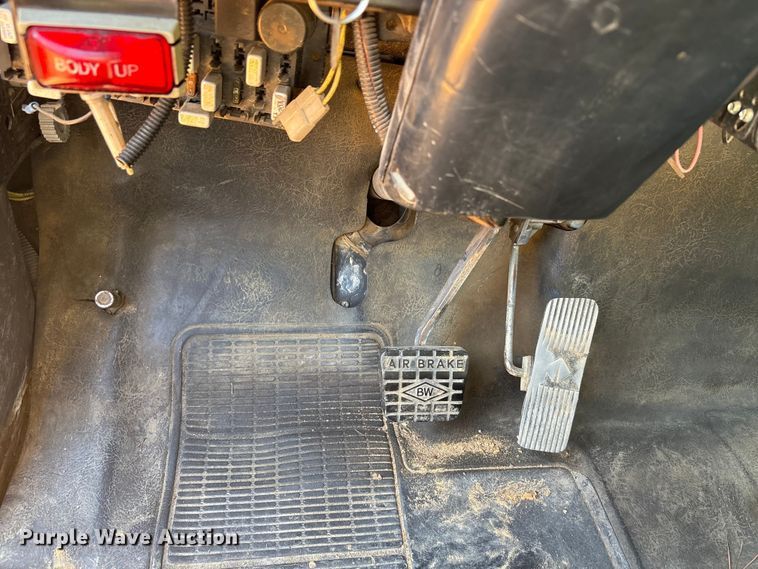 image for item EA7614 1995 International 4700 dump truck