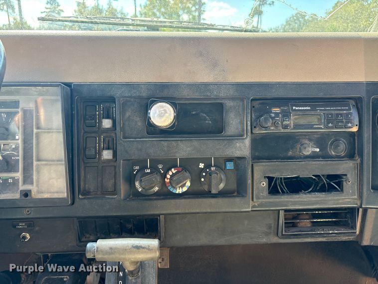 image for item EA7614 1995 International 4700 dump truck