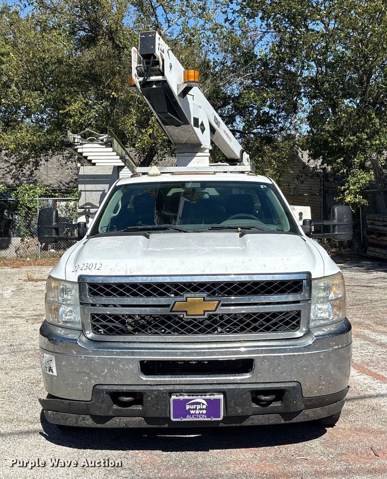 image for item EA7617 2012 Chevrolet Silverado 3500 bucket truck