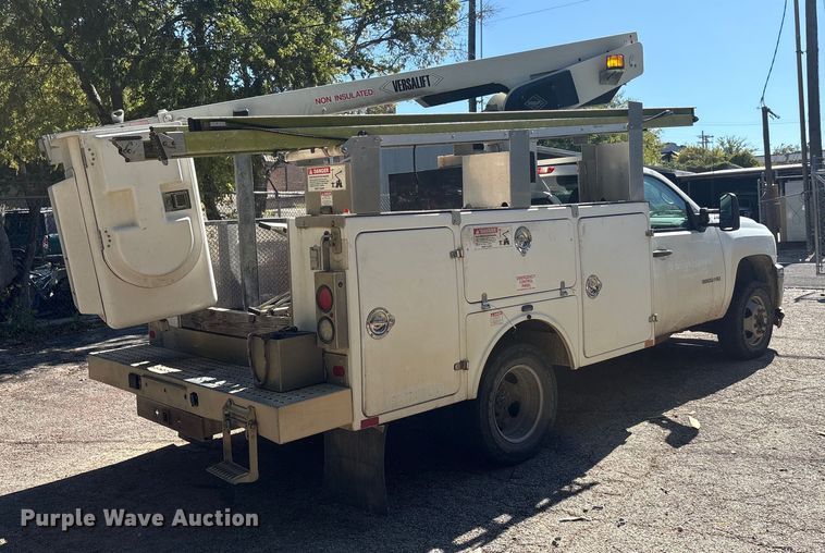 image for item EA7617 2012 Chevrolet Silverado 3500 bucket truck