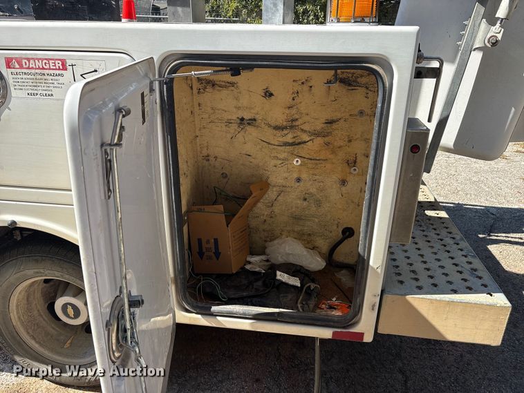 image for item EA7617 2012 Chevrolet Silverado 3500 bucket truck