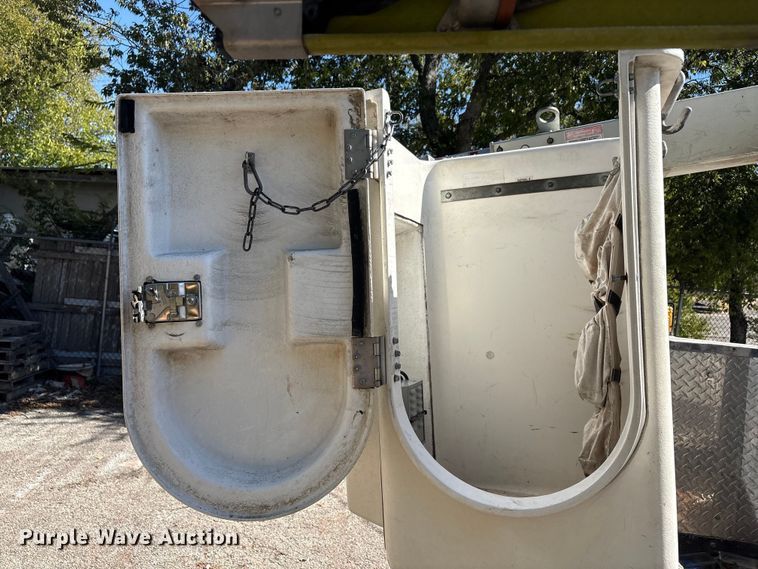 image for item EA7617 2012 Chevrolet Silverado 3500 bucket truck