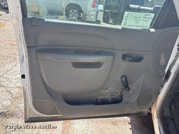 image for item EA7617 2012 Chevrolet Silverado 3500 bucket truck