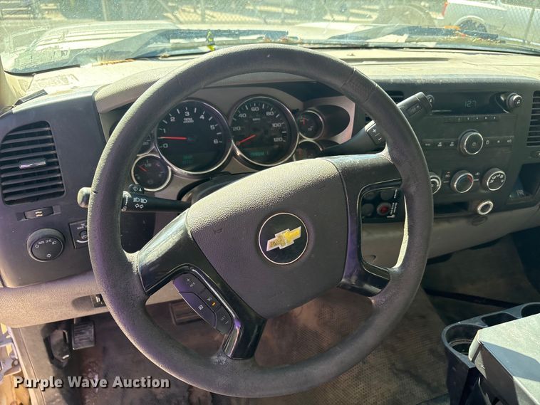 image for item EA7617 2012 Chevrolet Silverado 3500 bucket truck