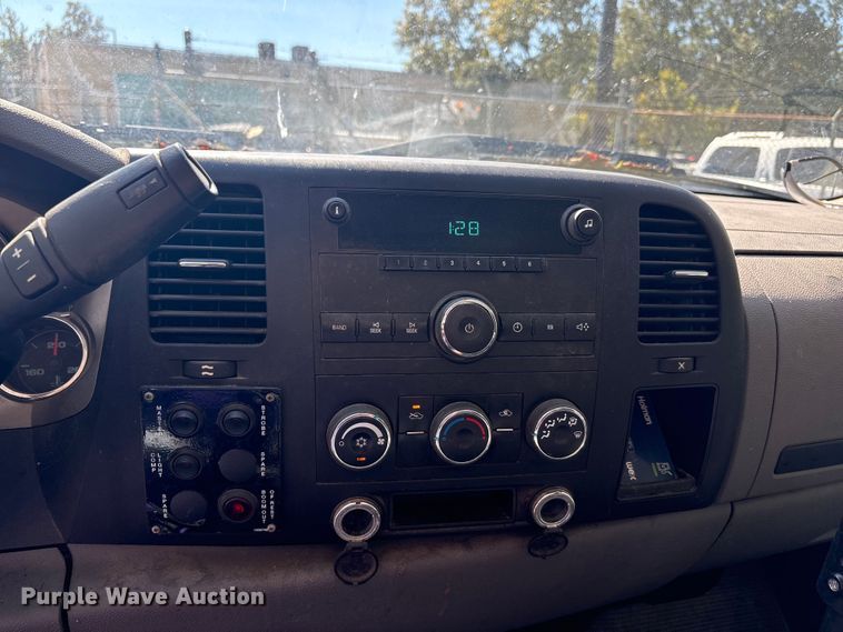 image for item EA7617 2012 Chevrolet Silverado 3500 bucket truck