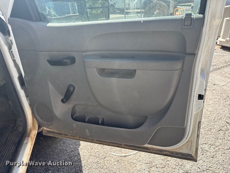 image for item EA7617 2012 Chevrolet Silverado 3500 bucket truck