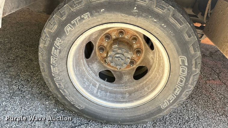 image for item EA7617 2012 Chevrolet Silverado 3500 bucket truck