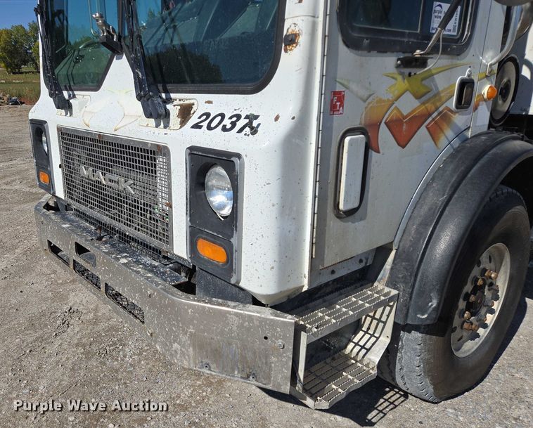 image for item EB1055 2007 Mack MR concrete pump truck