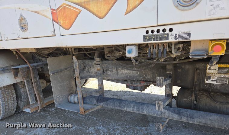 image for item EB1055 2007 Mack MR concrete pump truck