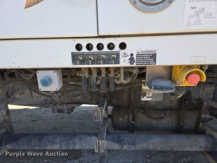 image for item EB1055 2007 Mack MR concrete pump truck