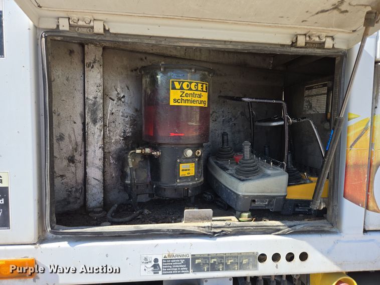 image for item EB1055 2007 Mack MR concrete pump truck