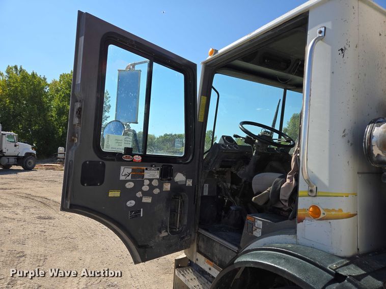 image for item EB1055 2007 Mack MR concrete pump truck