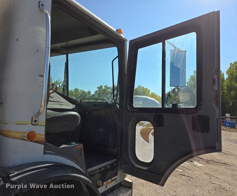 image for item EB1055 2007 Mack MR concrete pump truck