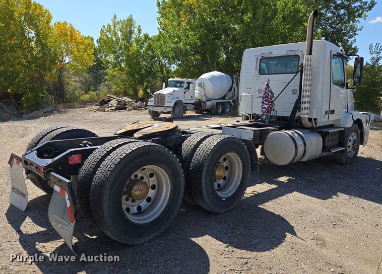 image for item EB1057 2015 Volvo VNL semi truck