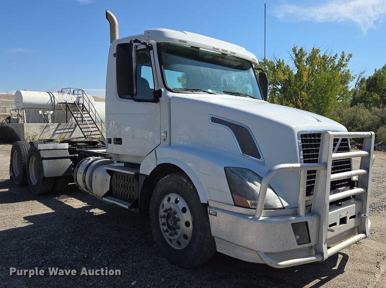 image for item EB1057 2015 Volvo VNL semi truck