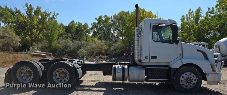 image for item EB1057 2015 Volvo VNL semi truck