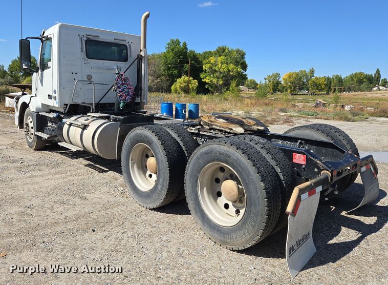 image for item EB1057 2015 Volvo VNL semi truck