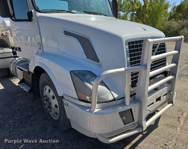 image for item EB1057 2015 Volvo VNL semi truck