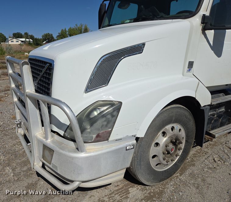 image for item EB1057 2015 Volvo VNL semi truck