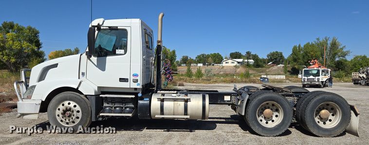image for item EB1057 2015 Volvo VNL semi truck