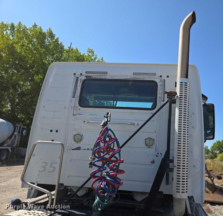 image for item EB1057 2015 Volvo VNL semi truck