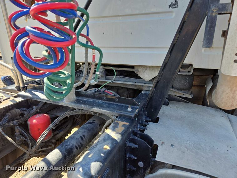 image for item EB1057 2015 Volvo VNL semi truck