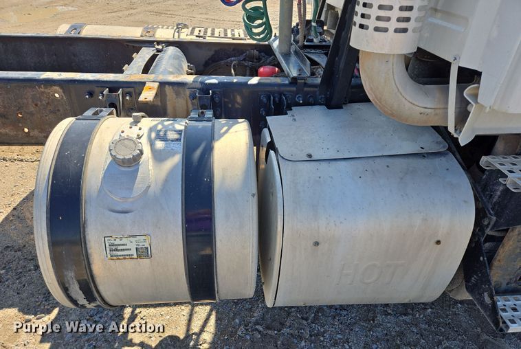 image for item EB1057 2015 Volvo VNL semi truck