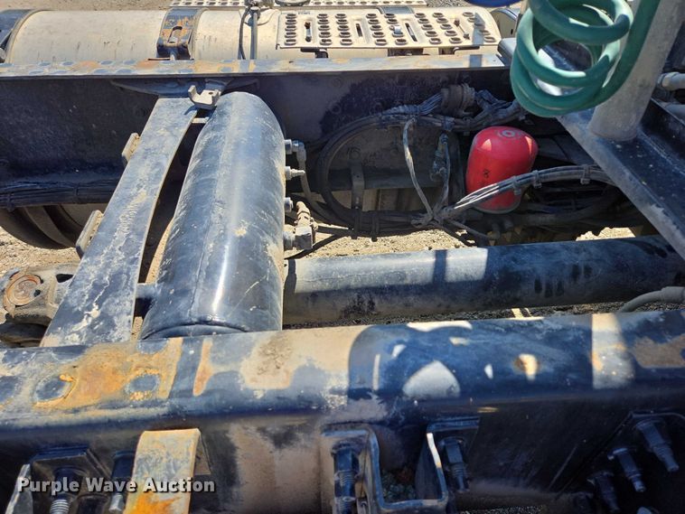 image for item EB1057 2015 Volvo VNL semi truck